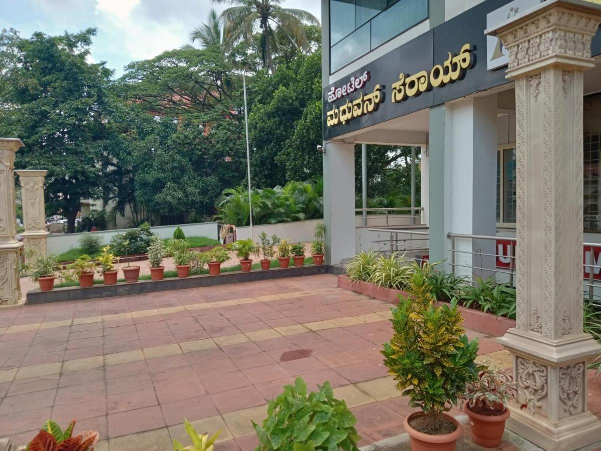 Hotel Madhuvan Serai Манипала Екстериор снимка