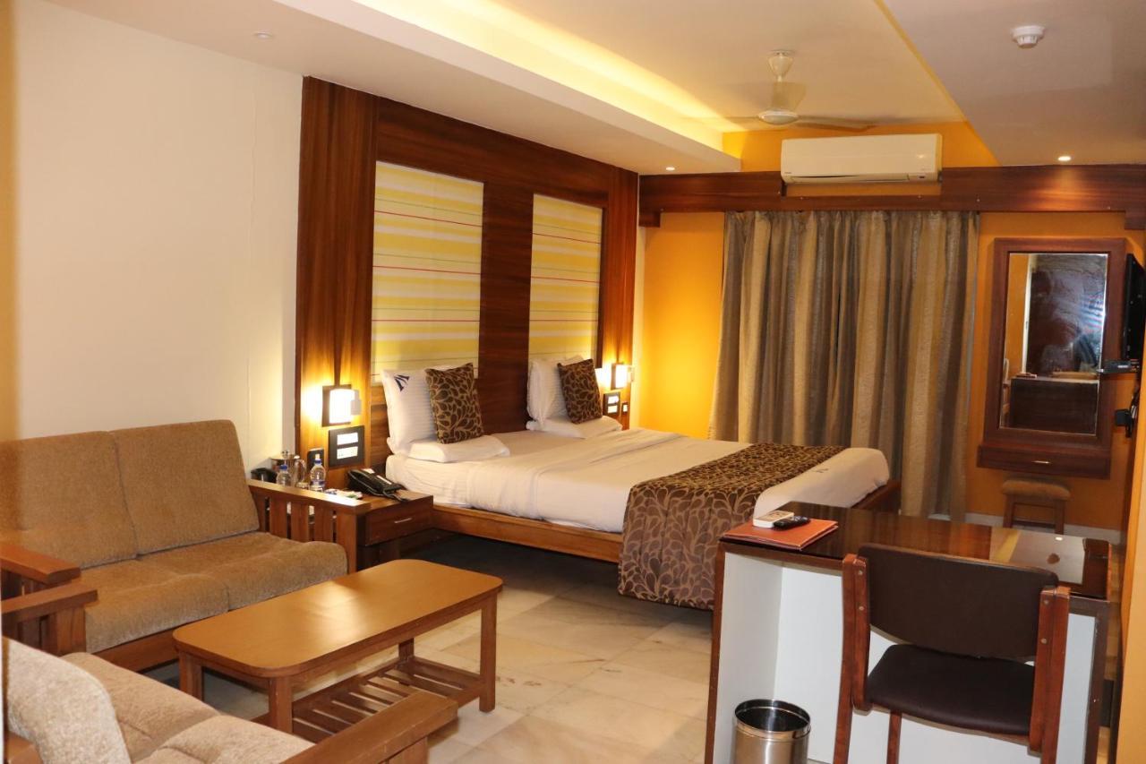 Hotel Madhuvan Serai Манипала Екстериор снимка
