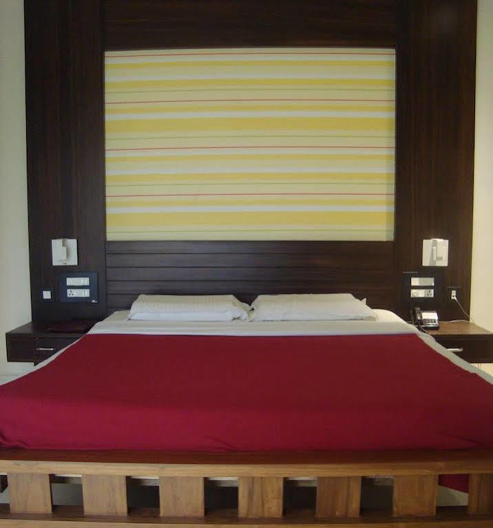 Hotel Madhuvan Serai Манипала Екстериор снимка