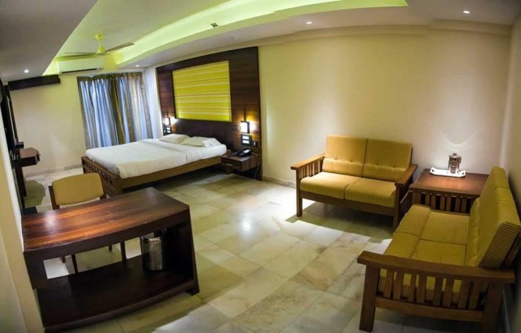 Hotel Madhuvan Serai Манипала Екстериор снимка