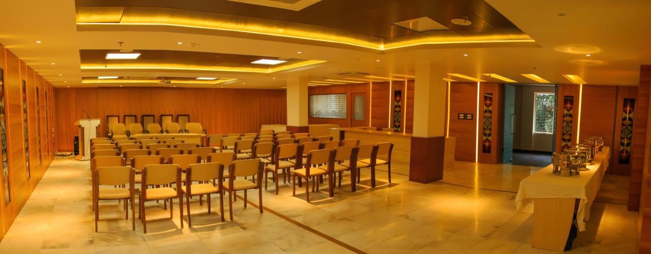 Hotel Madhuvan Serai Манипала Екстериор снимка